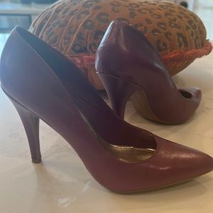 Gently used size 7 Steve Madden heels.